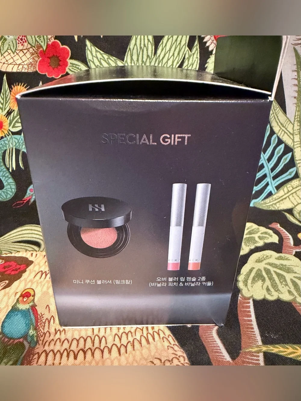 HERA Black Cushion Foundation 23N1 & Two Mini Lip Color - Black Box Gift Set NEW